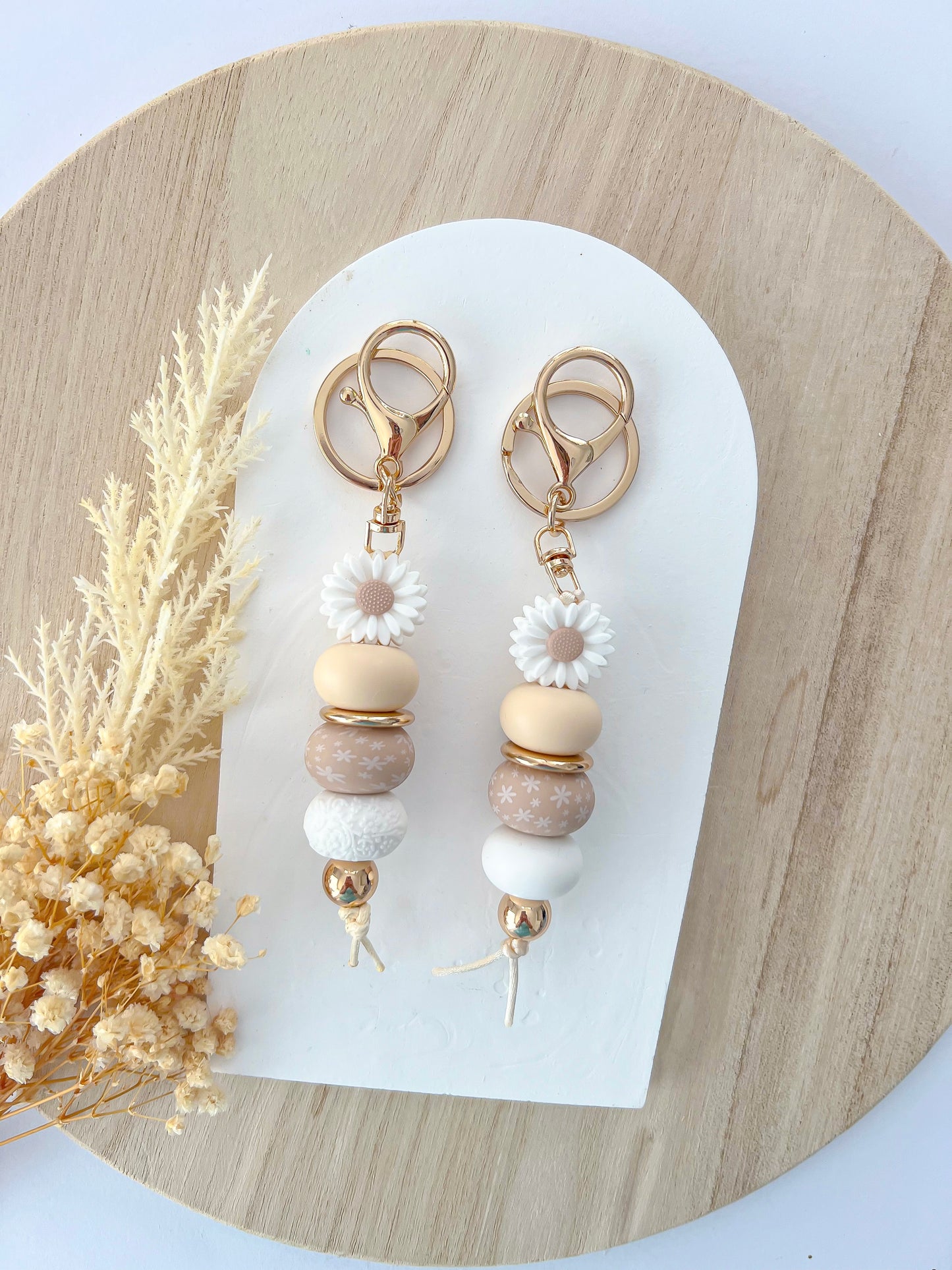 Daisy Springtime Beige Garden Keychain